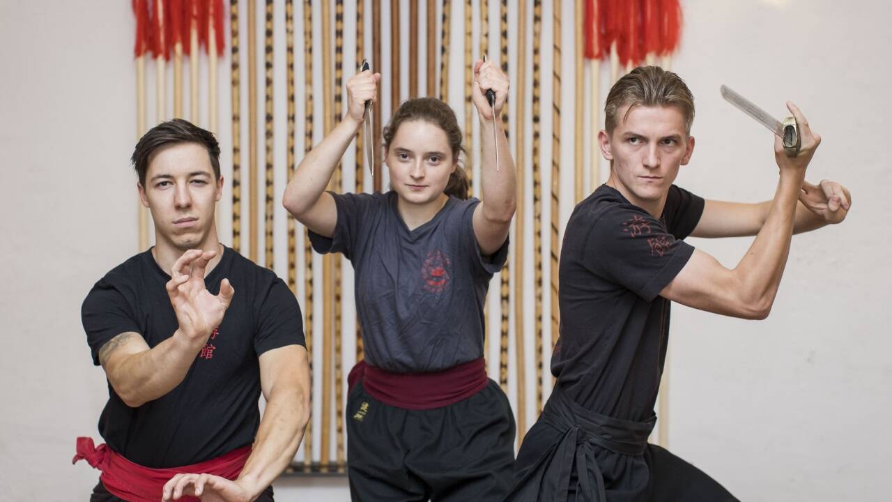 Paul Huber, Schülerin Pia Trautner und Kung-Fu-Lehrer Dennis Spies (v. l.) kämpfen im Herbst in New York um den Sieg. Zur Deckung der Reisekosten wird ein Sponsor gesucht. 