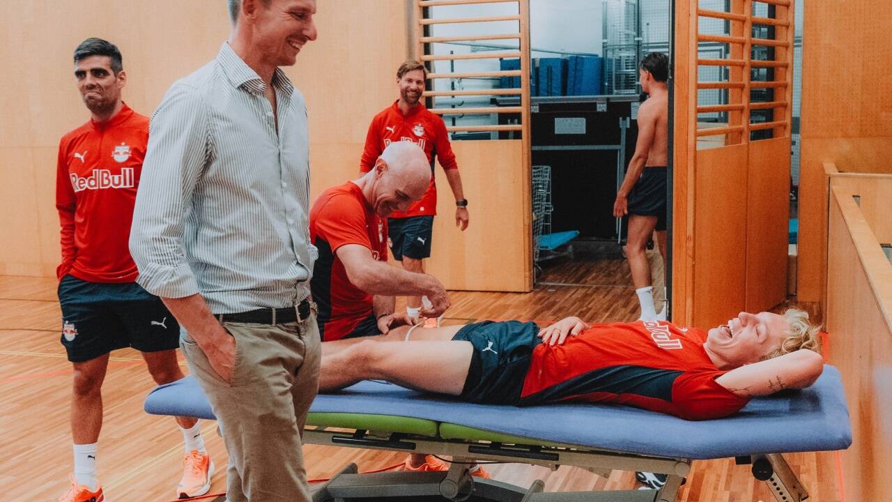 Neo-Cheftrainer Pep Lijnders überwachte die Leistungstests am Wochenende. Neo-Cheftrainer Pep Lijnders überwachte die Leistungstests am Wochenende.
