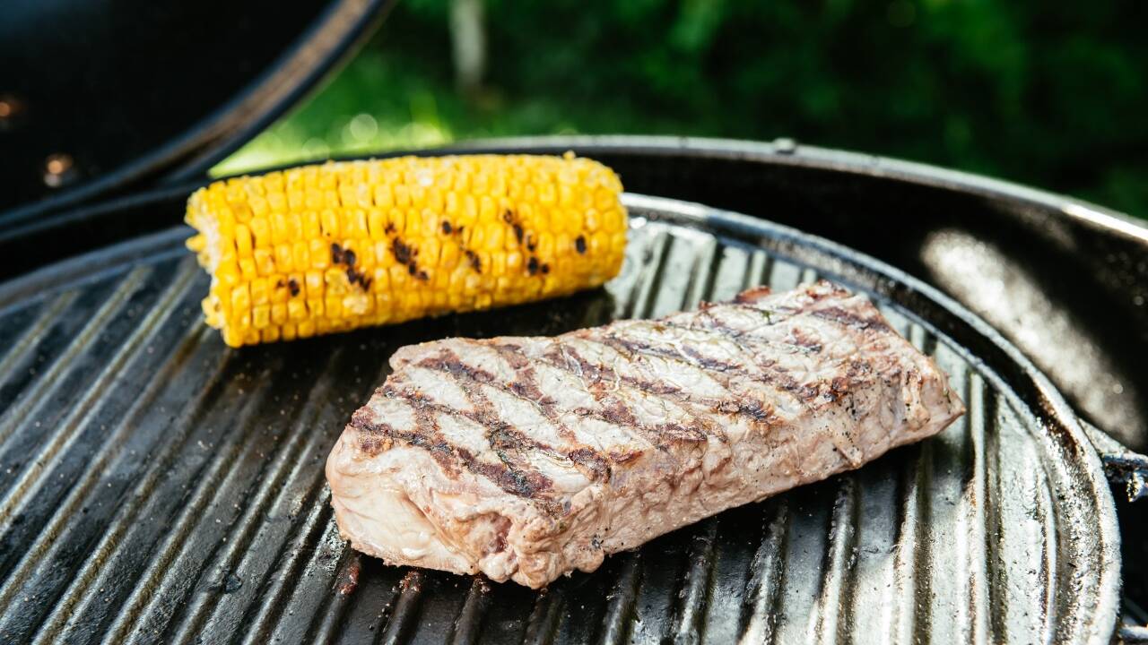 Das Geheimnis des Grillens besteht darin, kaum einzugreifen. Das Fleisch sollte nur ein Mal gewendet werden, weil es sonst zwischendurch immer wieder auskühlt.  