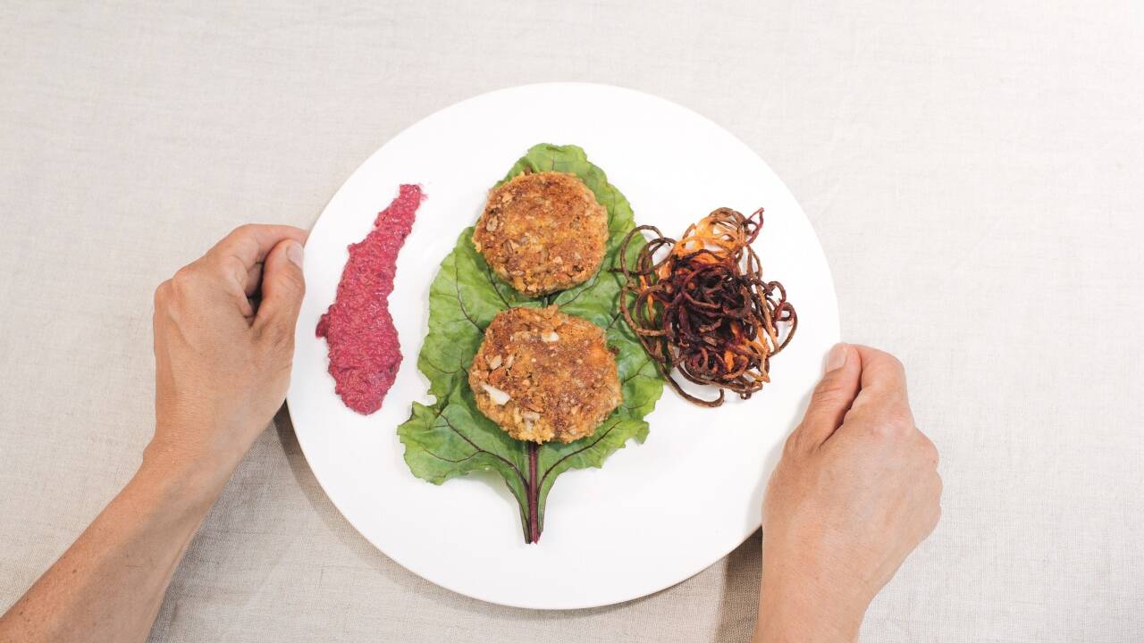 Rote Rüben sind ein Evergreen in der vegetarischen Küche. Sie schmecken auch als „Spaghetti“ und Hummus hervorragend. Mit Grünkernbratlingen ergibt das ein perfektes Mahl.  