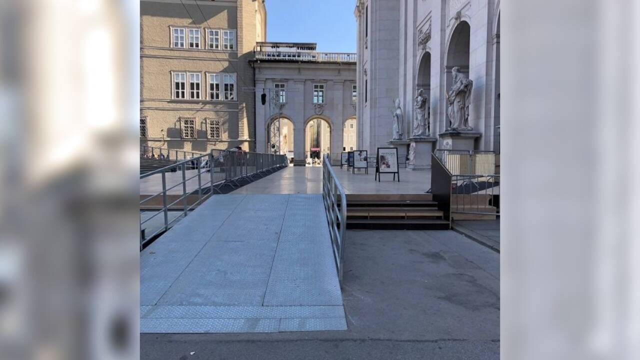 Die Bühne für den neu zu inszenierenden „Jedermann“ der Salzburger Festspiele wächst quasi aus der Vorhalle des Domes heraus. 