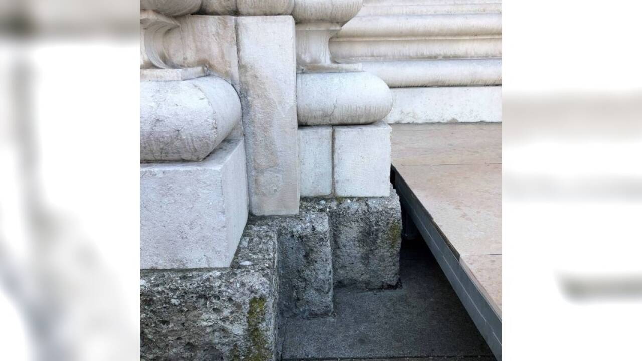 Die Bühne ist so hoch wie der Konglomeratsockel des Doms.  