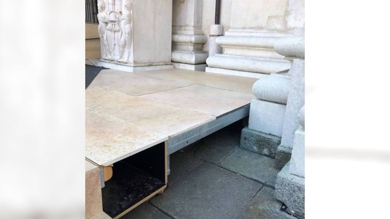 Die Bühne ist so hoch wie der Konglomeratsockel des Doms.  