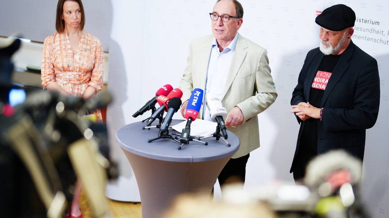 Caritas-Generalsekretärin Anna Paar, Sozialminister Johannes Rauch (Grüne) und Volkshilfe-Geschäftsführer Erich Fenninger.   Caritas-Generalsekretärin Anna Paar, Sozialminister Johannes Rauch (Grüne) und Volkshilfe-Geschäftsführer Erich Fenninger.