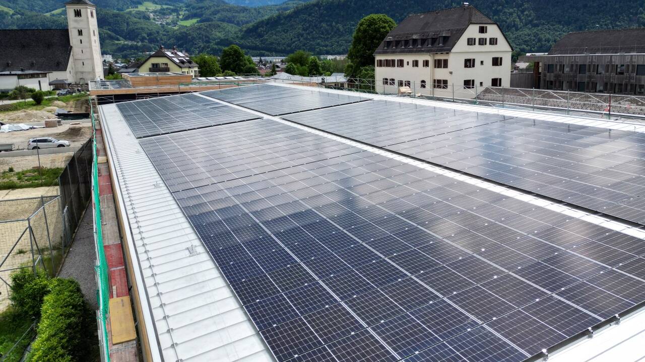 730.000 Euro flossen in die Photovoltaikanlage auf den Dächern der Landwirtschaftlichen Fachschule in Oberalm.  