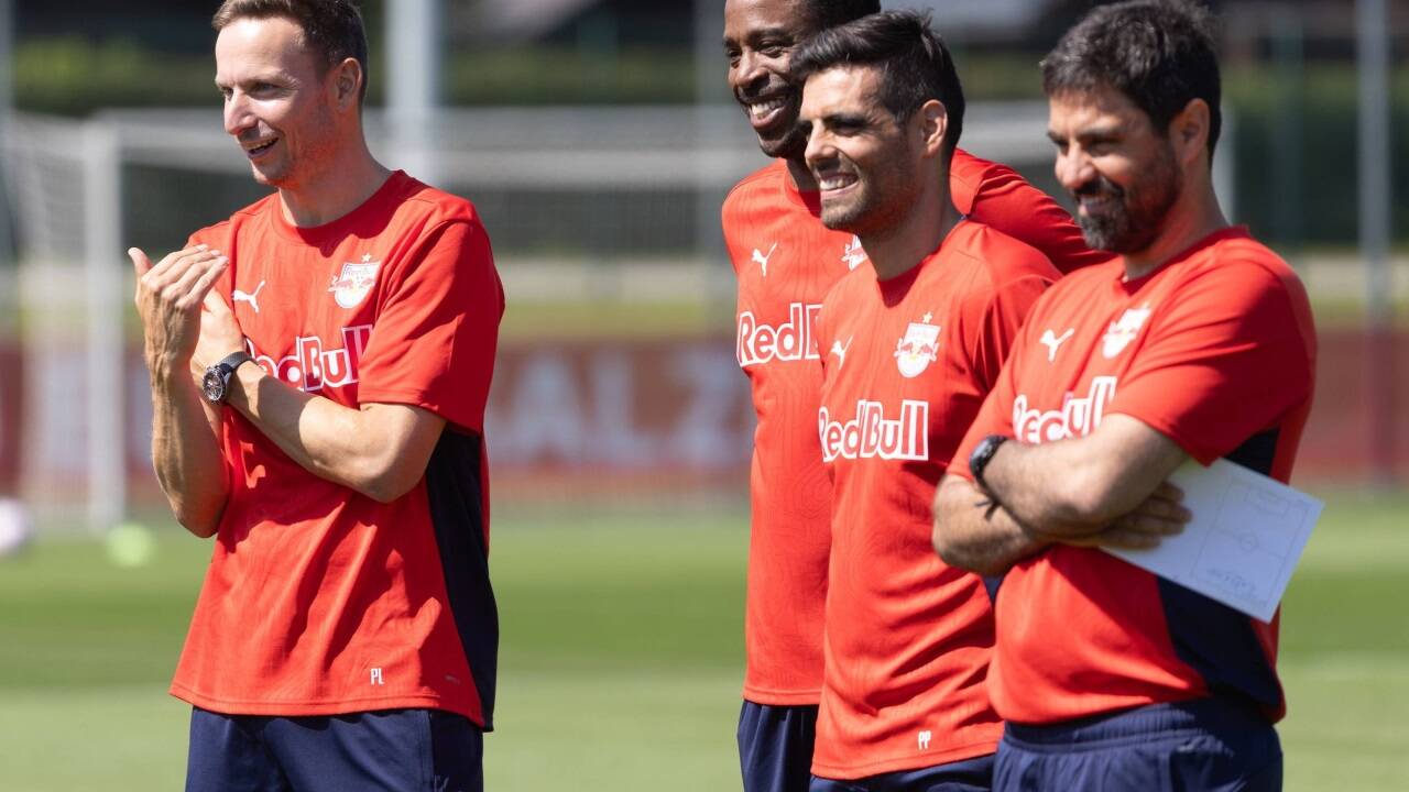 Betreuerstab um Lijnders: Tormanntrainer Eddie Gustafsson und Pedro Felipe Silva Pereira, Co-Trainer Vitor Matos (v.l.). 