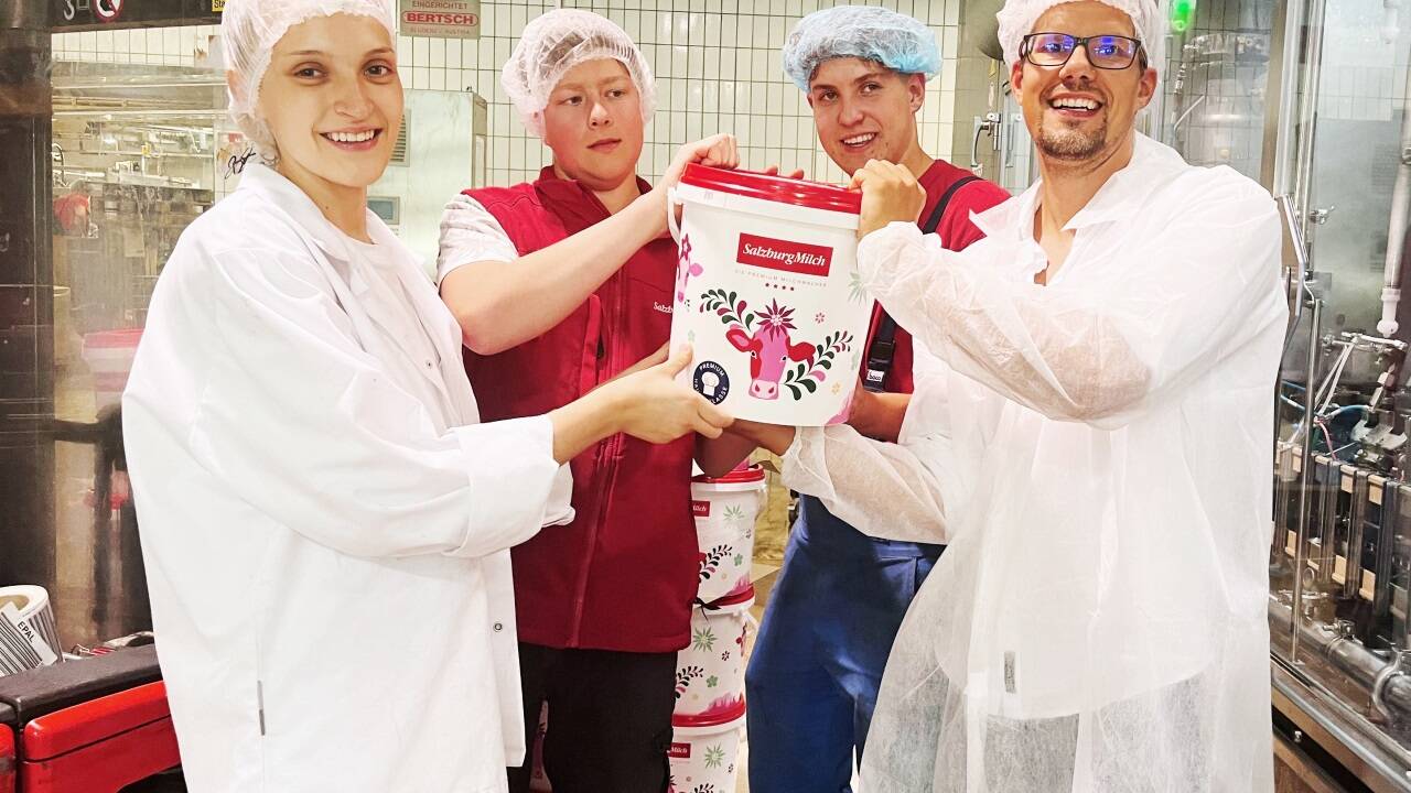 Von links: Die Lehrlinge Lena Kovacevic, David Lyhs, Philipp Krüger und der Lehrlingsbeauftragte Christoph Posch arbeiten für die SalzburgMilch.  