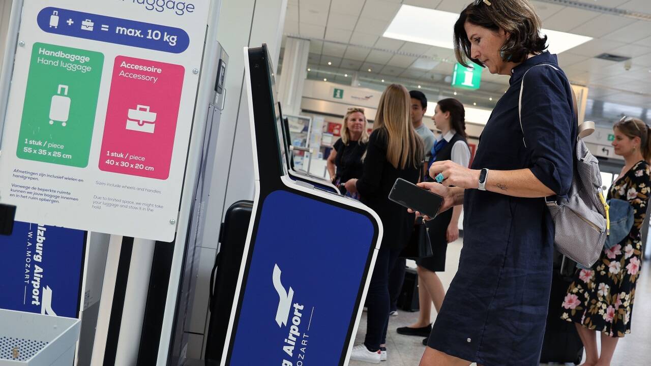 Das Gepäck selbst wiegen, einchecken und aufgeben – die Automaten am Flughafen Salzburg sollen die Wartezeit vor den Check-in-Schaltern verkürzen.  