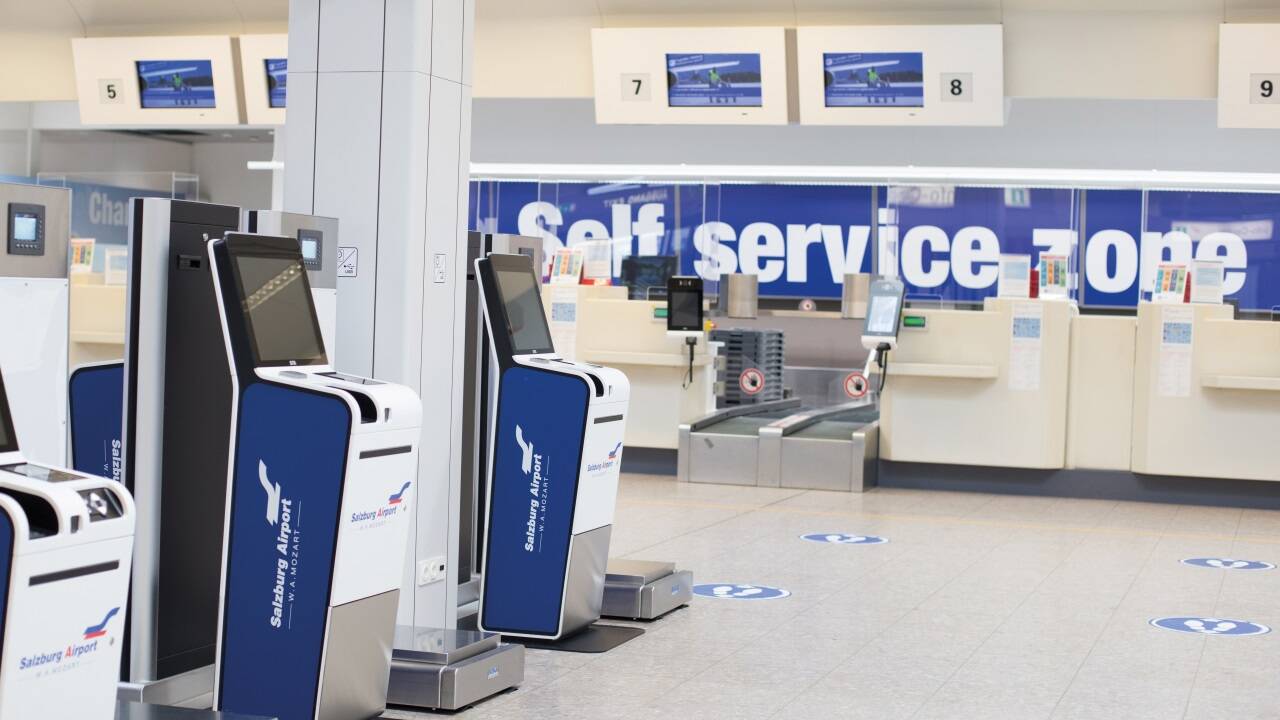 Das Gepäck selbst wiegen, einchecken und aufgeben – die Automaten am Flughafen Salzburg sollen die Wartezeit vor den Check-in-Schaltern verkürzen.  