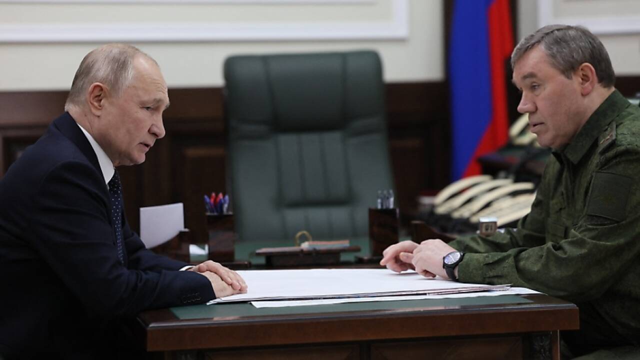 Russlands Präsident Putin im Gespräch mit Gerassimow 