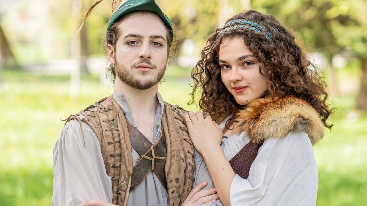 Paul Clementi als Robin Hood und Tanja Radovanovis als Maid Marian zeigen beim heurigen Salzburger Straßentheater die spekulative Wahrheit des Helden aus dem Sherwood Forest.  