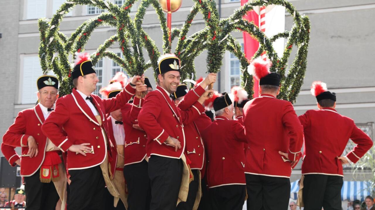 Der Bindertanz besteht aus 12 Figuren und dauert 40 Minuten. Im Bild zeigt die Historische Bindertanzgruppe Salzburg die Figur „Krone“. 
