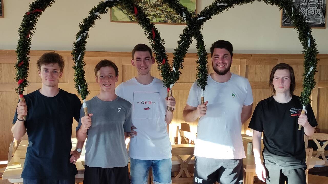 Die neuen Jungtänzer der Bindertanzgruppe Salzburg: Leonhard, Lorenz, Johannes, David und Paul (v.l.)<br /> 