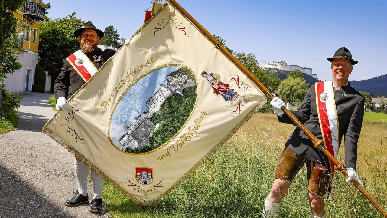 Die Fähnriche Michael Matl (l.) und Peter Gugganig mit der Gauverbandsfahne.  