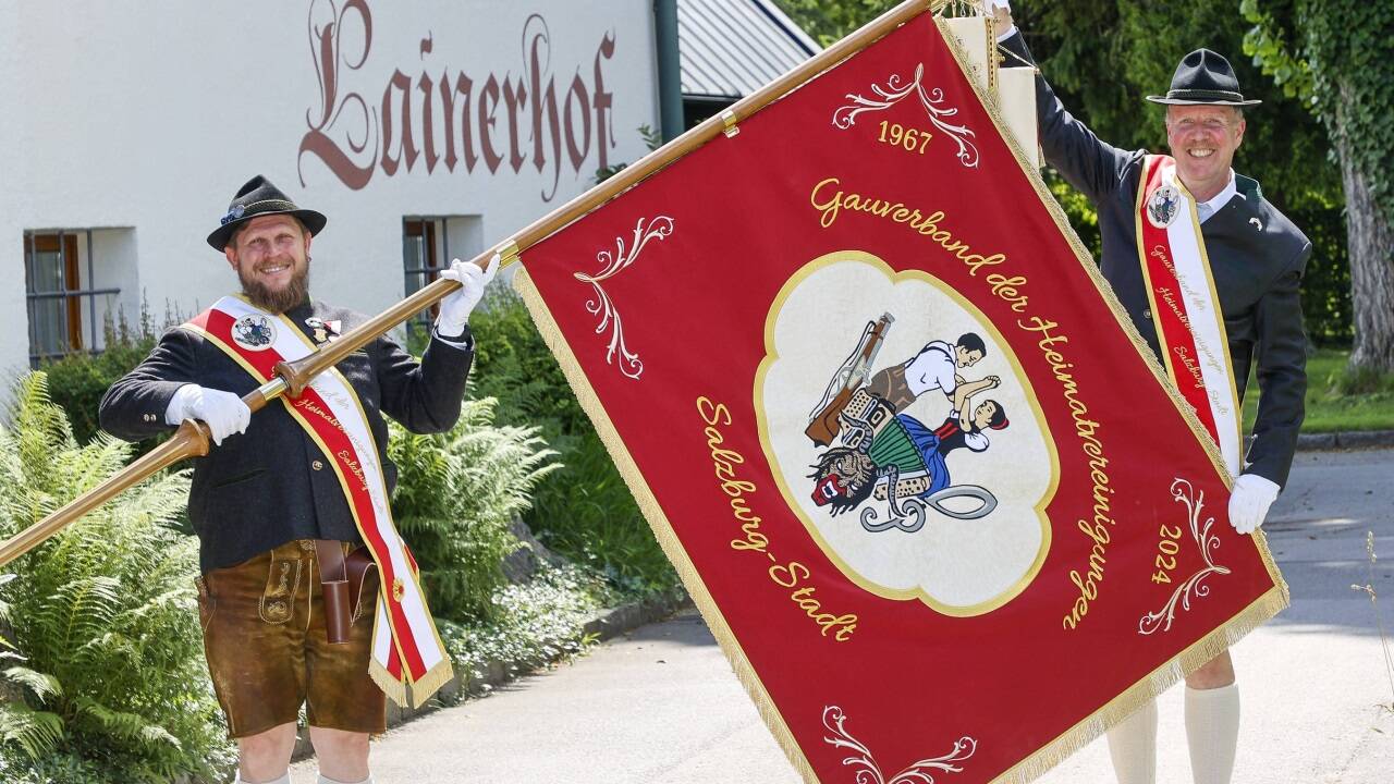 Die Fähnriche Michael Matl (l.) und Peter Gugganig mit der Gauverbandsfahne.  