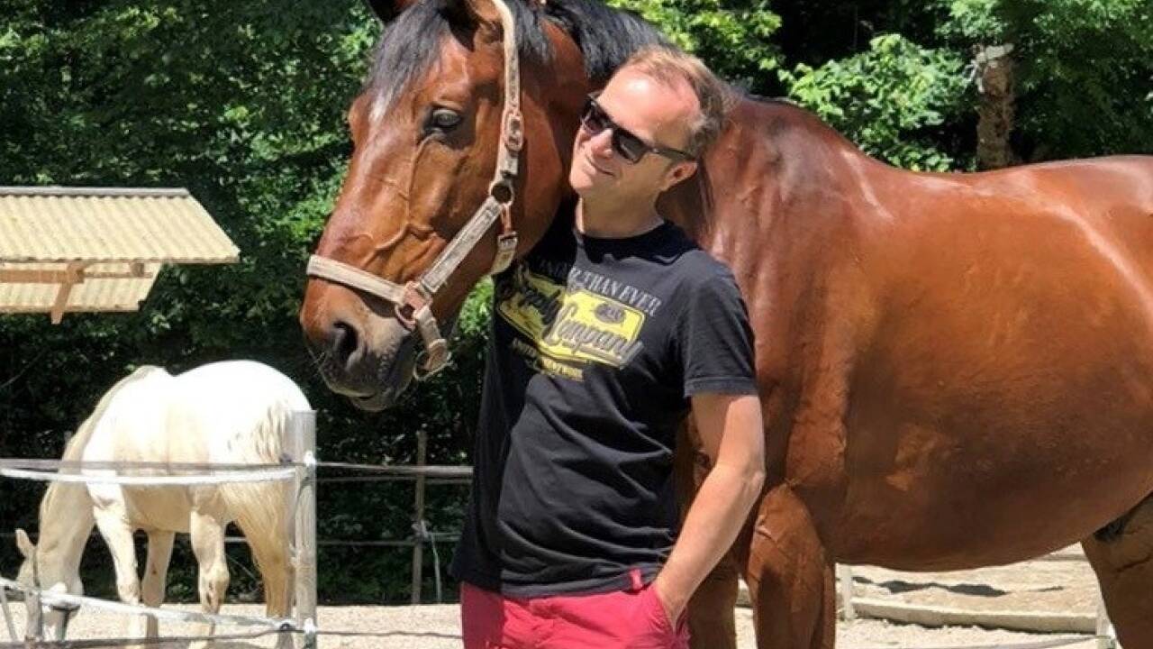 Bürgermeister Bernhard Auinger mit Bolero, einem 16 Jahre alten Warmblut aus Polen.  