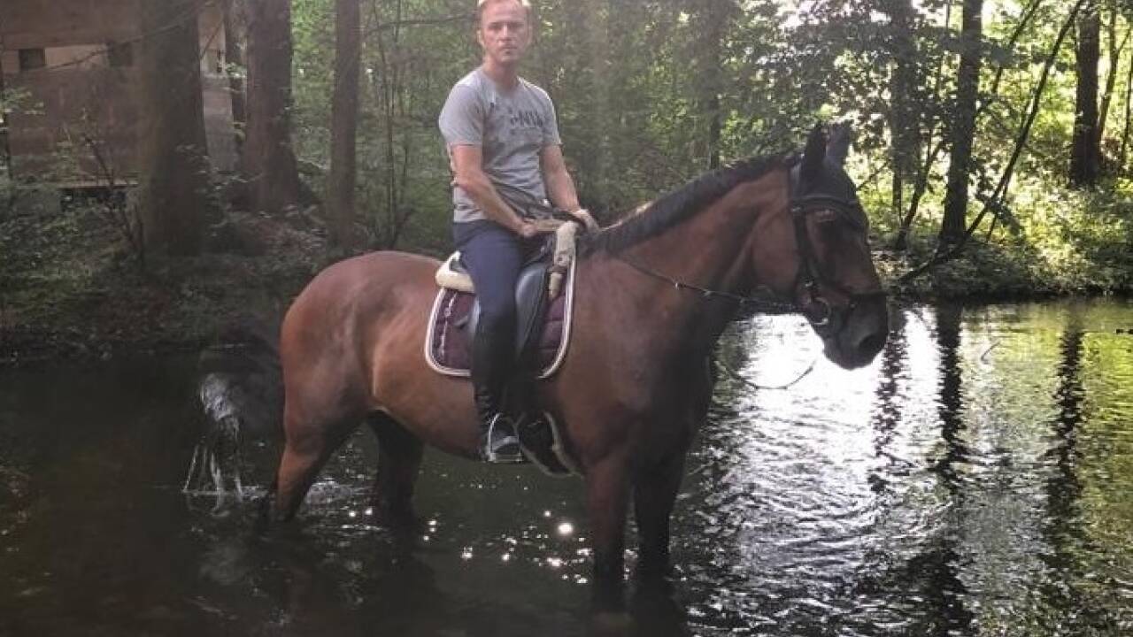 Bürgermeister Bernhard Auinger mit Bolero, einem 16 Jahre alten Warmblut aus Polen.  