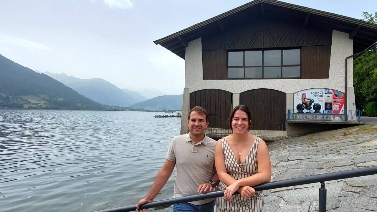 Anna und Sebastian Hörl beim alten Bootshaus, das durch einen Neubau ersetzt wird.  