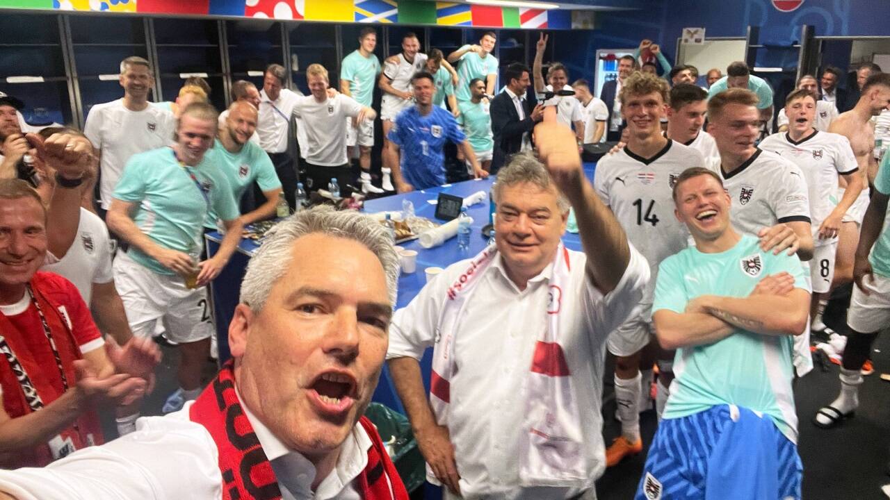 Stoff für den Wahlkampf: Kanzler Nehammer und Vizekanzler Kogler durften in die Kabine des ÖFB-Teams – und mitjubeln.  