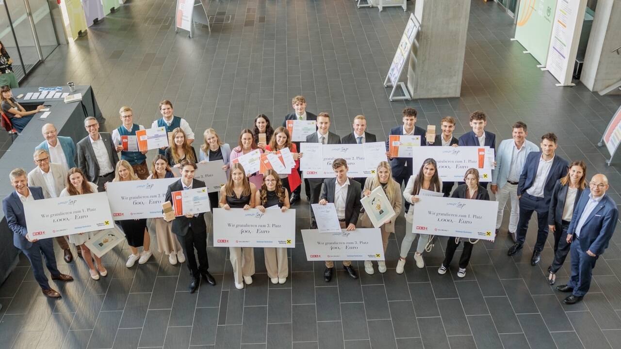 Gewinner und Partner bei der Preisverleihung des Smart Up Award und des Matura-Award im Audimax der FH Salzburg. 