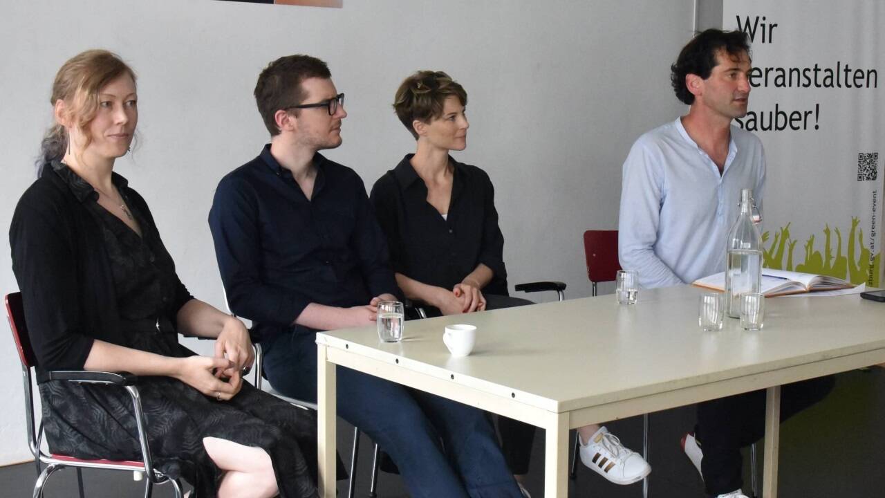 Planen für die Ynselzeit: Kuratorin Claudia Schnugg, Haubenkoch Aron Priewasser, Susanne Prass (MUS-EN) und Rüdiger Wassibauer, künstlerischer Leiter von Ynselzeit und Schmiede Hallein (v.l.)<br /><br /> Planen für die Ynselzeit: Kuratorin Claudia Schnugg, Haubenkoch Aron Priewasser, Susanne Prass (MUS-EN) und Rüdiger Wassibauer, künstlerischer Leiter von Ynselzeit und Schmiede Hallein (v.l.)<br /><br />