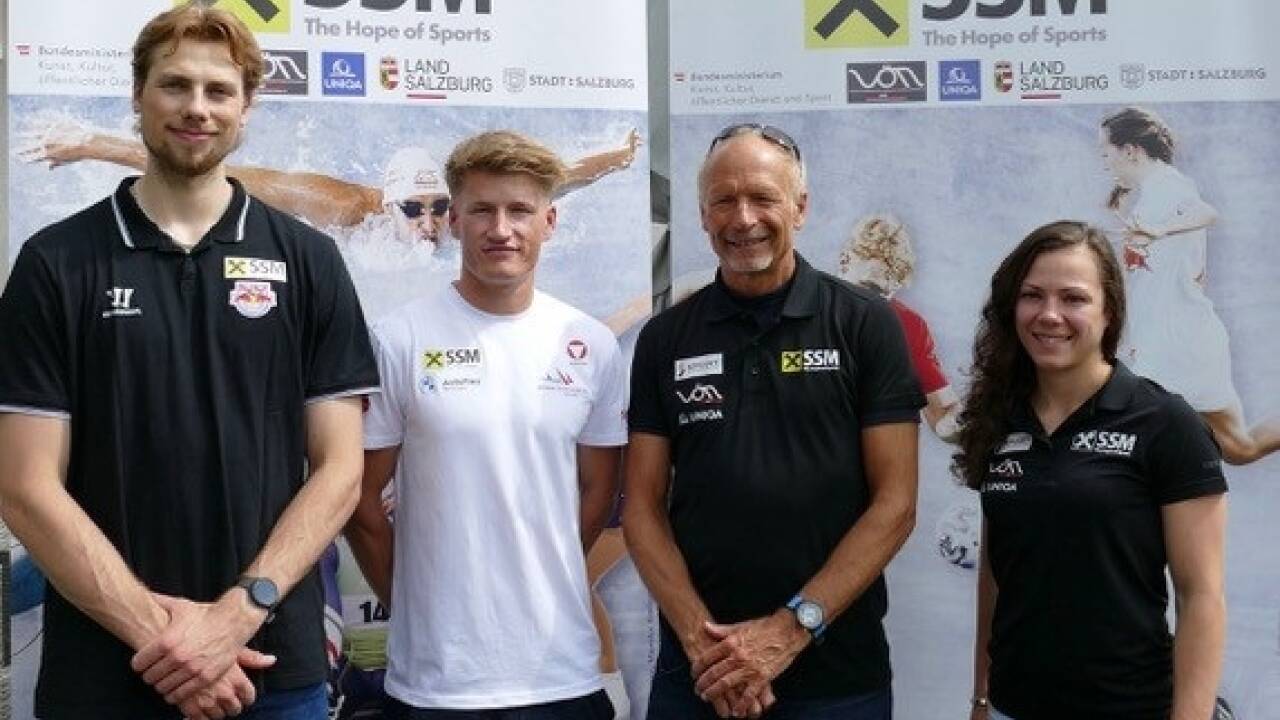 Stolz auf seine Absolventen Paul Stapelfeldt, Lukas Haberl und Lisa Dengg ist SSM-Geschäftsführer Thomas Wörz.  