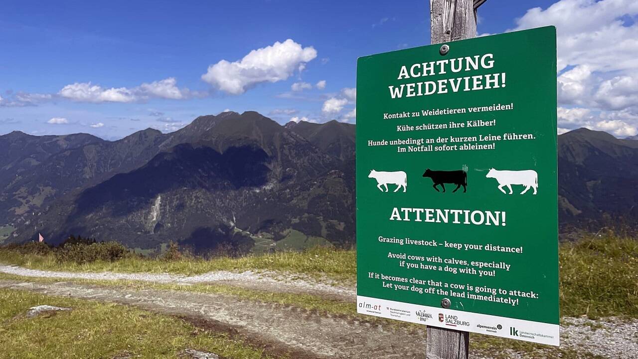 Ein zweisprachiges Warnschild mahnt Wanderer im Schlossalmgebiet in Bad Hofgastein zu Vorsicht. 
