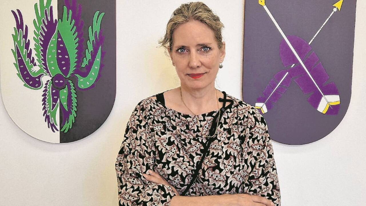 Eva Grubinger vor zwei Schilde ihrer Ausstellung „ Pagans & Peacocks“im Museumspavillon. Die zu sehenden Skulpturen schuf die in Berlin lebende Künstlerin extra für den Ausstellungsraum.Bild: Römer 