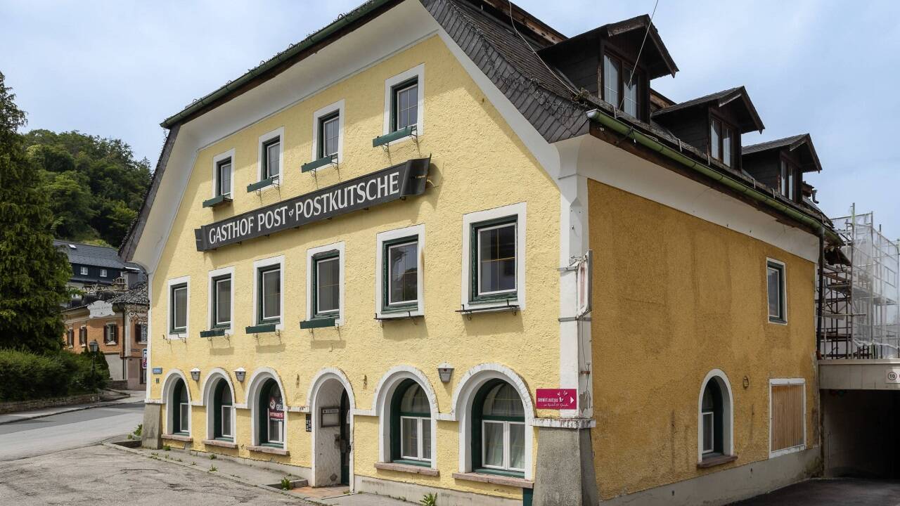 Das Gebäude des früheren Gasthofs Post im Ortszentrum von Mattsee steht noch, die legendäre Disco Postkutsche hingegen wurde abgerissen. Eigentlich sollte der Gasthof renoviert und in einem „außergewöhnlichen Projekt“ als modernes Hotel-Restaurant neu entstehen, hieß es in Immobilieninseraten. Diese Pläne sind nun verworfen. 