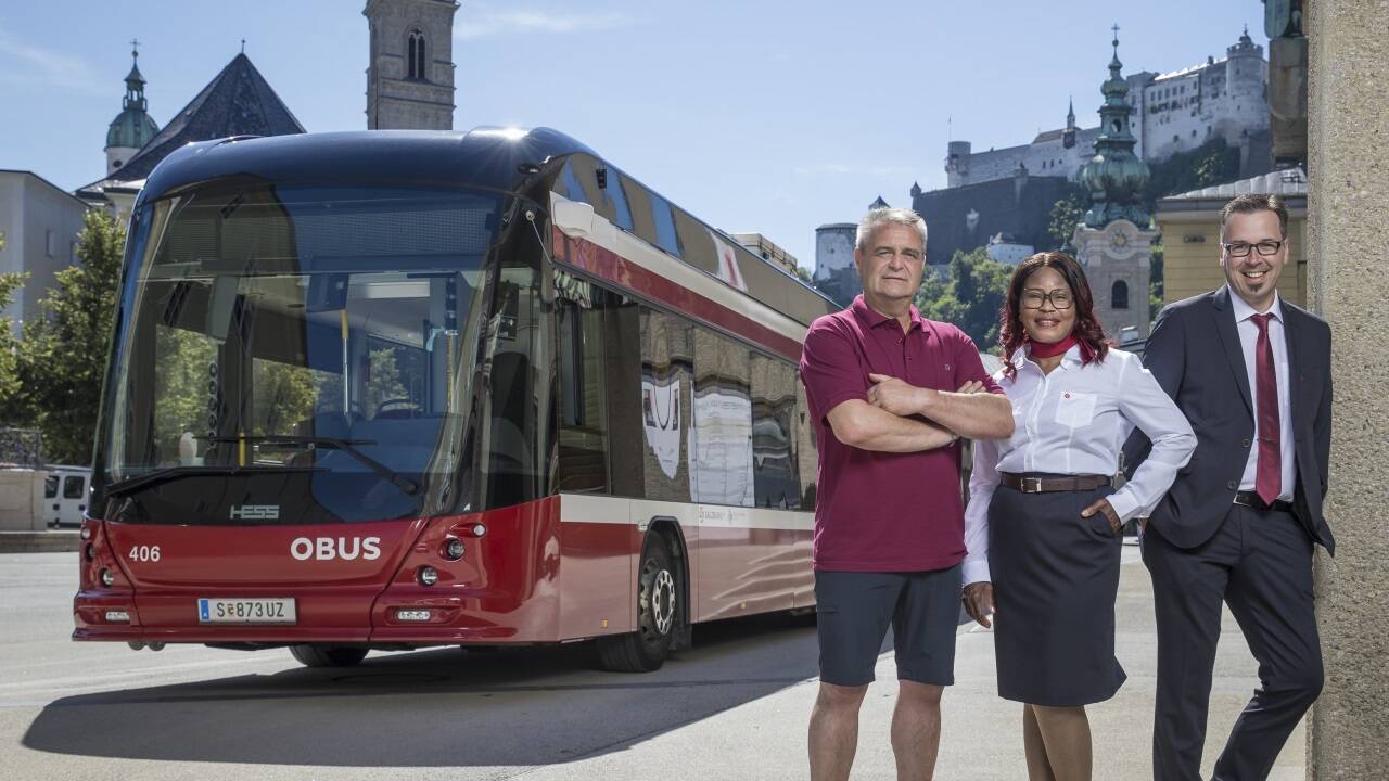 Zu Dunkelblau kommen Weiß und Weinrot: Walter Raab (Salzburger Lokalbahn), Obuslenkerin Olivia Panzl und Thomas Oberkalmsteiner (Pinzgauer Lokalbahn). 