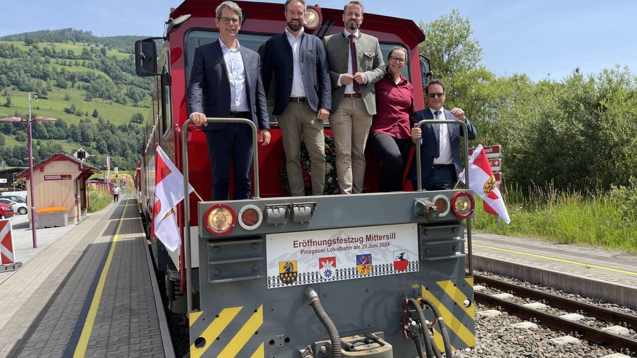LH-Stv. Stefan Schnöll reiste zum Fest in Mittersill mit dem Eröffnungszug an, mit Johannes Gfrerer (GF Verkehrsverbund), Michael Baminger (Vorstandssprecher Salzburg AG), Margit Höller (Projektleiterin Wiederaufbau) und Landesbaudirektor Daniel Burtscher. 