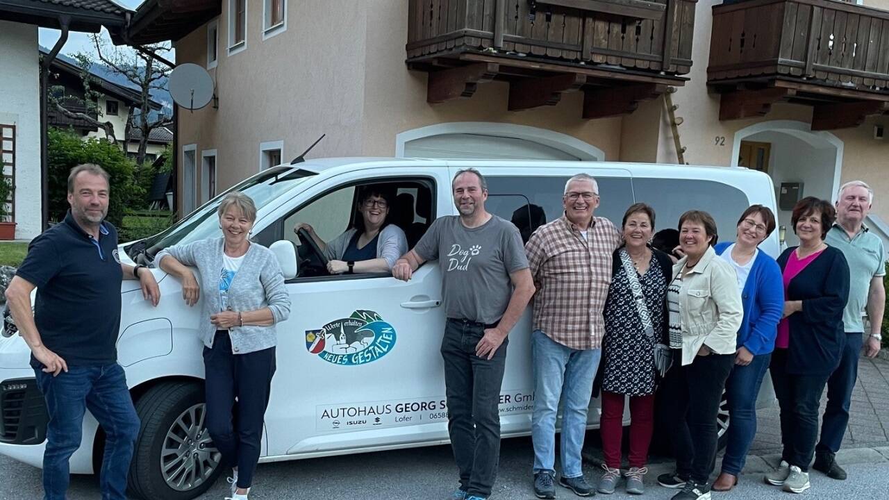 Der Bürgermeister von St. Martin bei Lofer und Obmann des Sozialvereins „Mitanond“, Michael Lackner (li.) und Vizebgm. Eduard Schmuck (3.v.l.) mit ehrenamtlichen Fahrerinnen und Fahrern.  