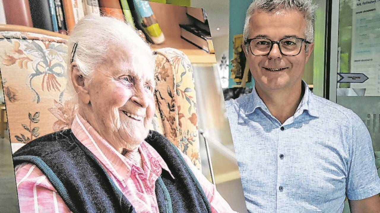 Heim- und Pflegedienstleiter Wolfgang Gschwandl mit dem Porträt von Margareth Aichhorn, das Teil der Ausstellung ist.  
