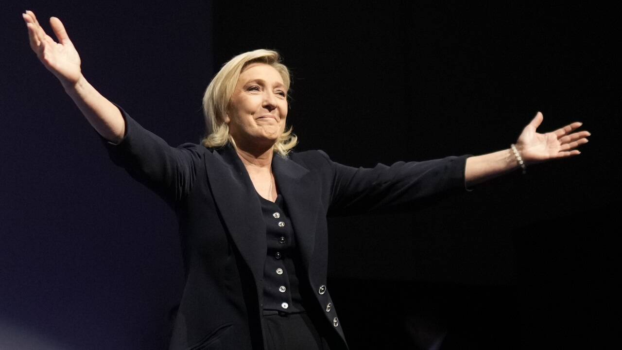 Marine Le Pen feiert den Sieg im ersten Wahlgang der französischen Parlamentswahlen. 