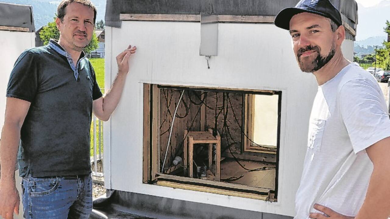 Ein Wärmekissen für Häuser: Daran forschen Wissenschafterinnen und Wissenschafter der FH Salzburg. Im Bild: Thomas Schnabel und Jakub Grzybek. 