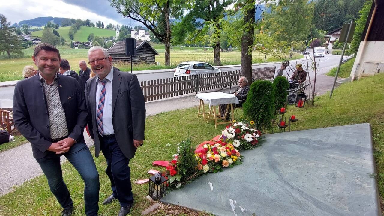 Bürgermeister Hannes Rainer (ÖVP) und Pfarrer Gidi Außerhofer, Obmann des Vereins „Freunde des Deserteurdenkmals in Goldegg“, beim Gedenkstein. 