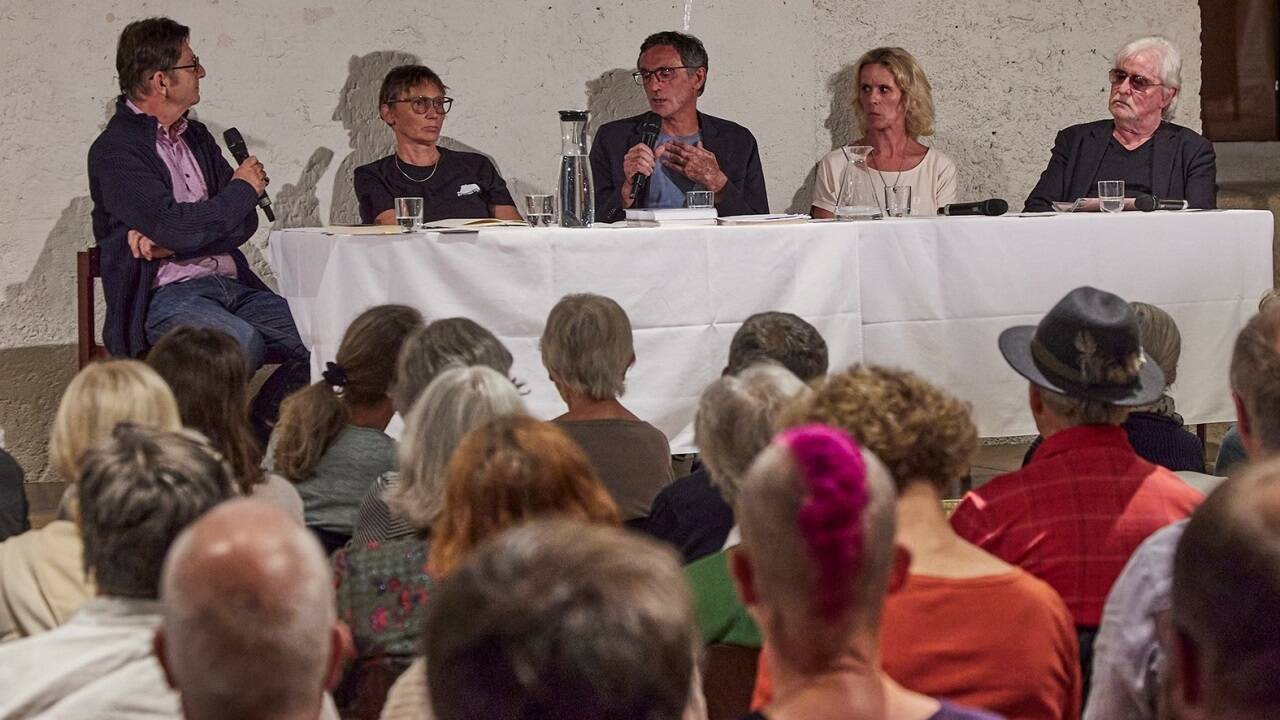 Moderator Michael Kerbler, Elfi Oblasser, Peter Pirker, Johanna Gassner und Reinhold Bilgeri (v. l.). 