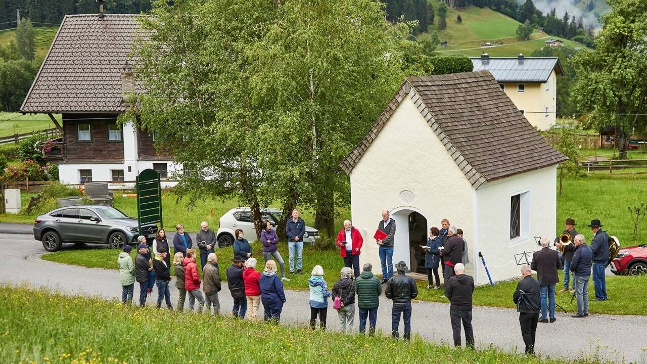 Der Weckruf bei der Oberdorfkapelle am 2. Juli um 6 Uhr. Dahinter das Unterdorfgut, wo vor 80 Jahren um 4 Uhr die Gestapo und die SS aufkreuzten. 