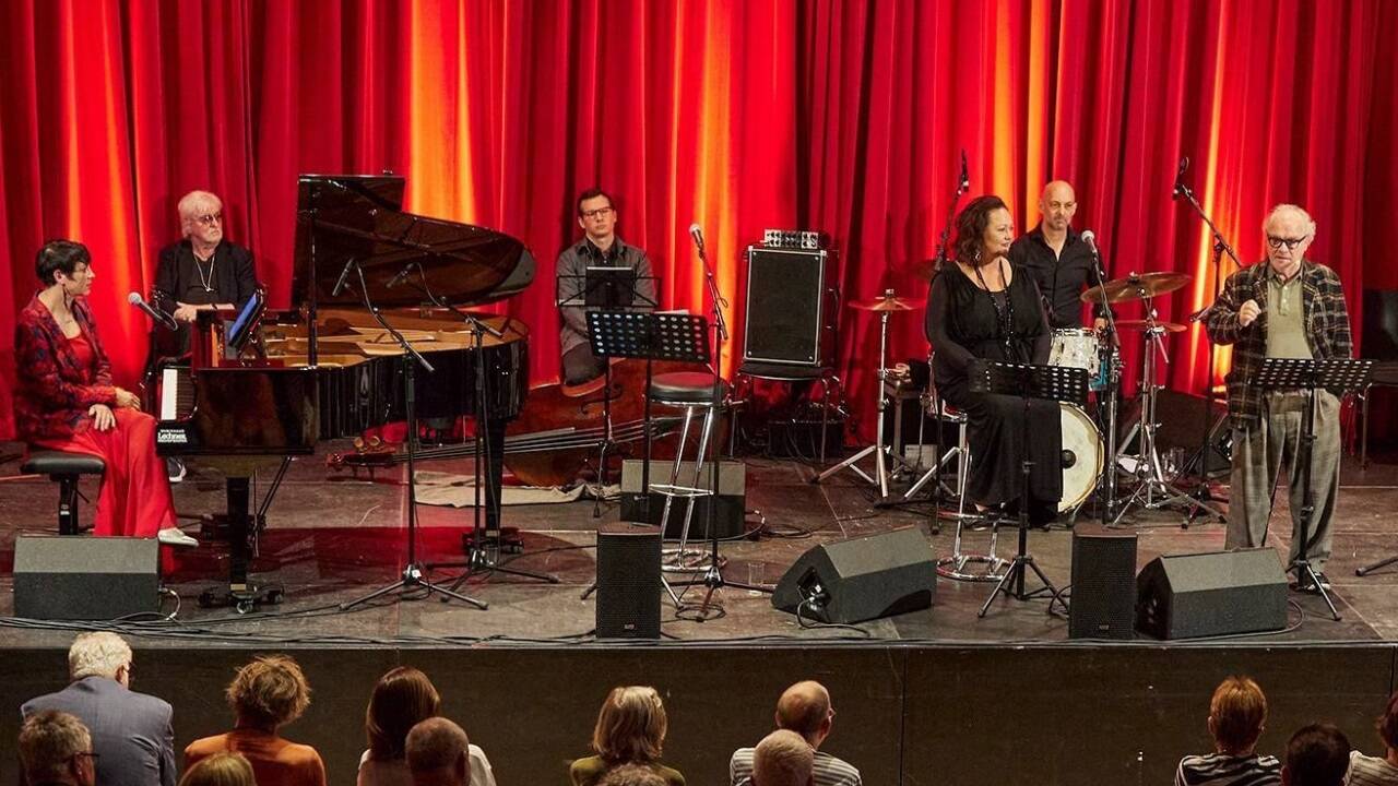 Beim Liederabend „Sturmzeit“ traten auf: Sabina Hank, Reinhold Bilgeri (1. und 2. v. l.) sowie Tini Kainrath (3. v. r.) und Michael Köhlmeier (ganz rechts). 
