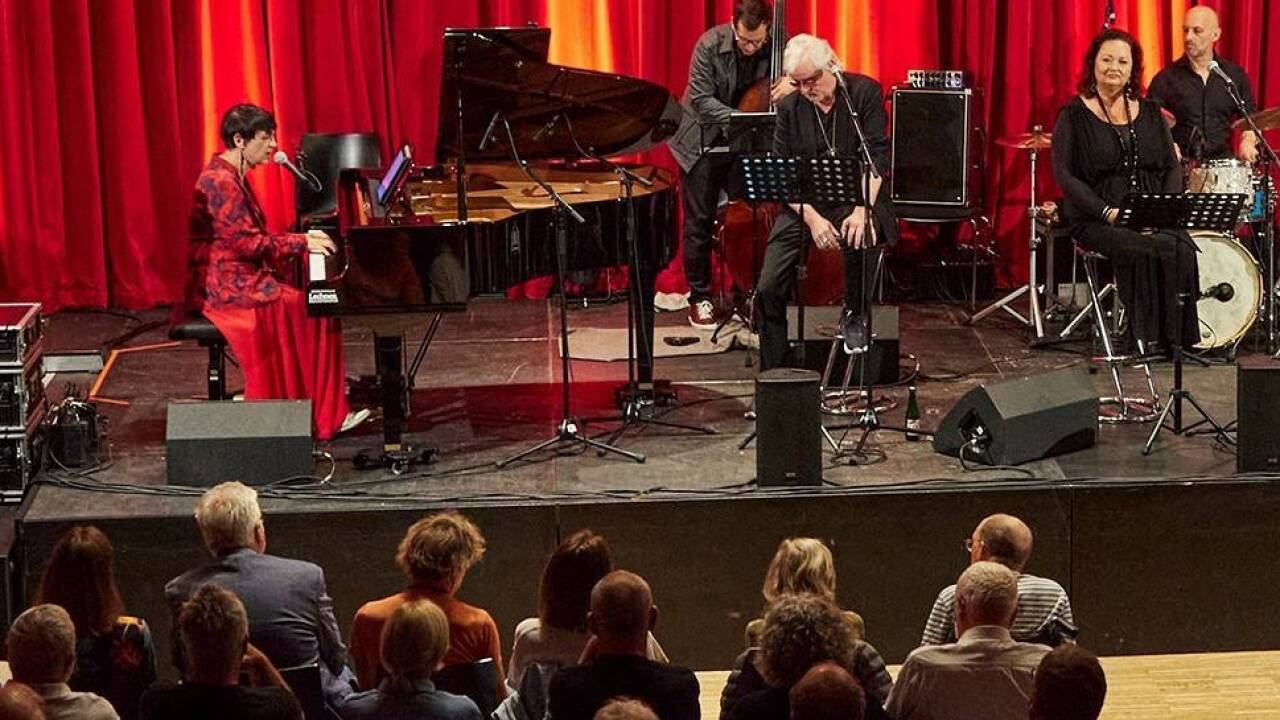 Sabina Hank am Klavier mit Reinhold Bilgeri und Tini Kainrath (vorne). 