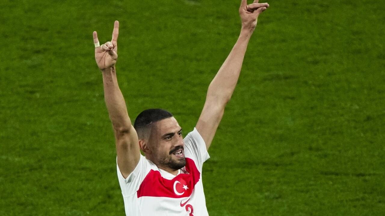 Merih Demiral formte im EM-Achtelfinale gegen Österreich mit seinen Händen das Handzeichen und Symbol der Grauen Wölfe.  Merih Demiral formte im EM-Achtelfinale gegen Österreich mit seinen Händen das Handzeichen und Symbol der Grauen Wölfe.
