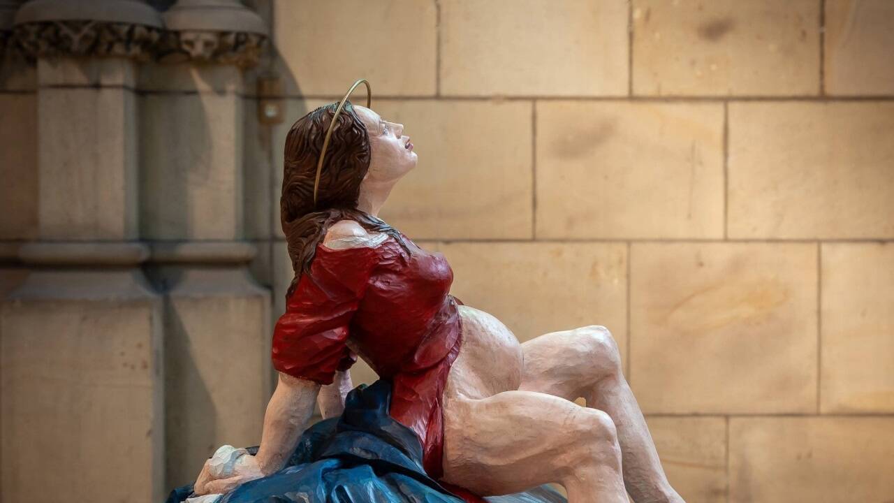 Da war der Kopf noch dran: Die Skulptur „crowning“ von Esther Strauß wurde im Linzer Dom beschädigt.  