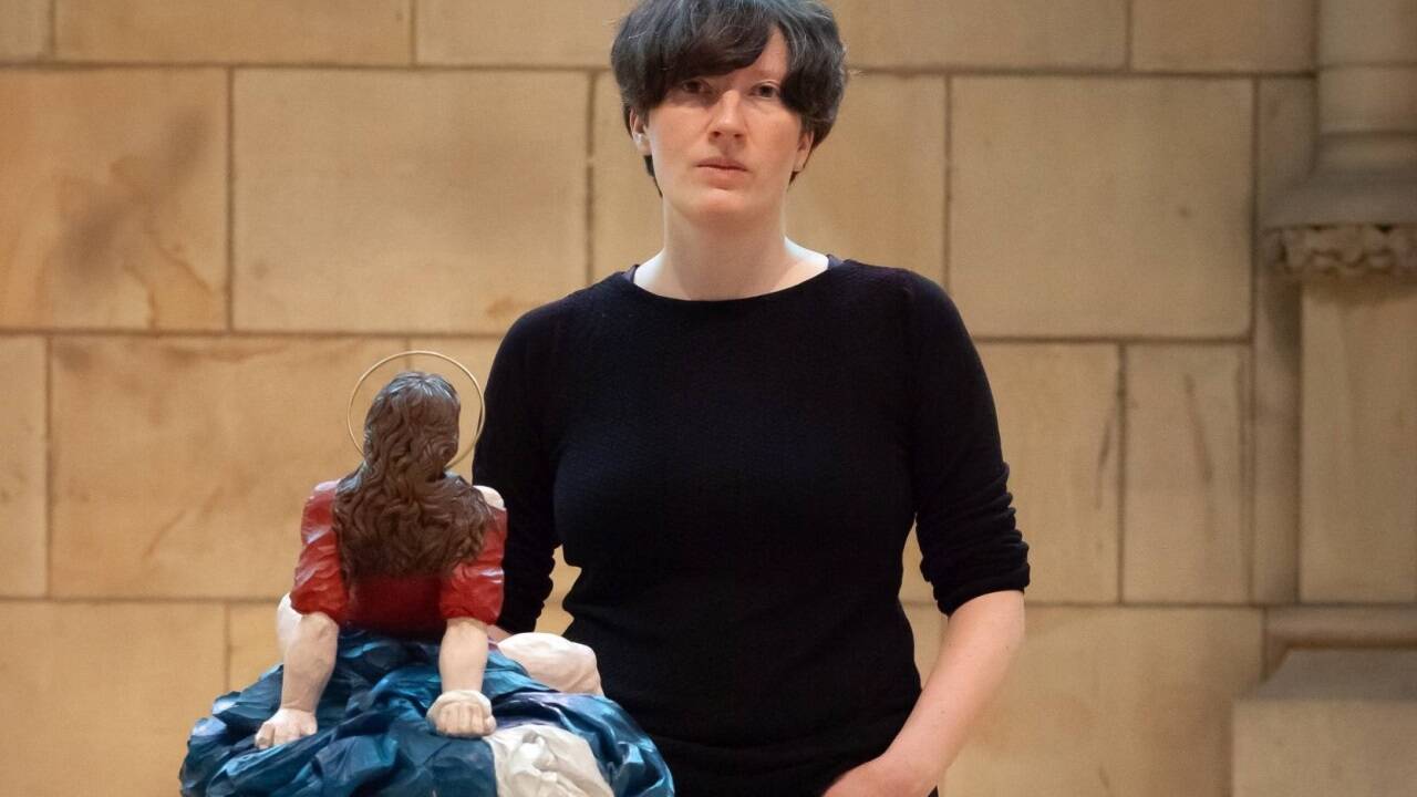 Da war der Kopf noch dran: Die Skulptur „crowning“ von Esther Strauß wurde im Linzer Dom beschädigt.  