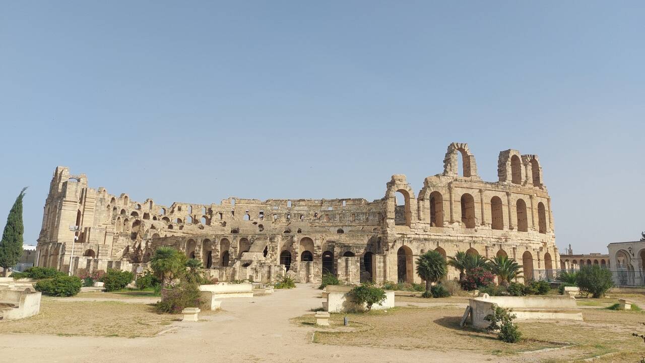 ... aus der Zeit der Karthager blieb das Amphitheater. 