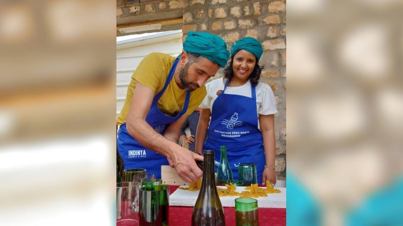 Werkmeister Simone aus Italien formt aus alten Flaschen ... 