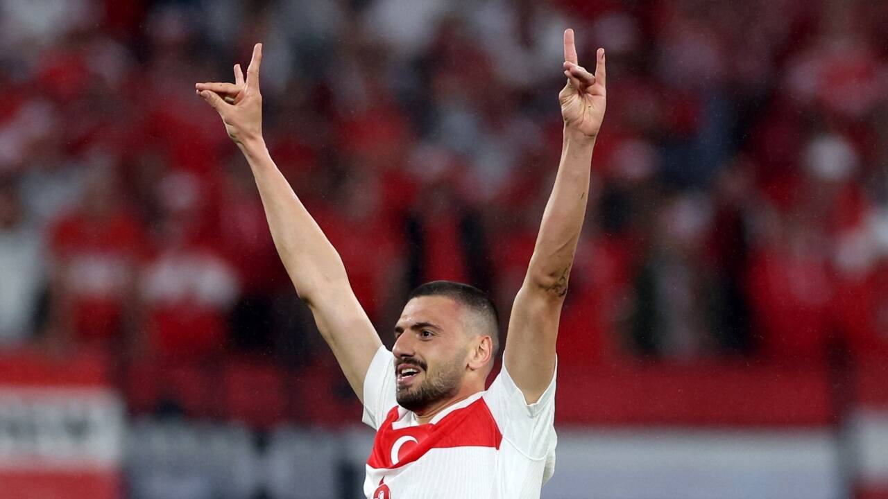 Demiral zeigt den faschistischen Wolfsgruß. /Ronny hartmann Demiral zeigt den faschistischen Wolfsgruß. /Ronny hartmann