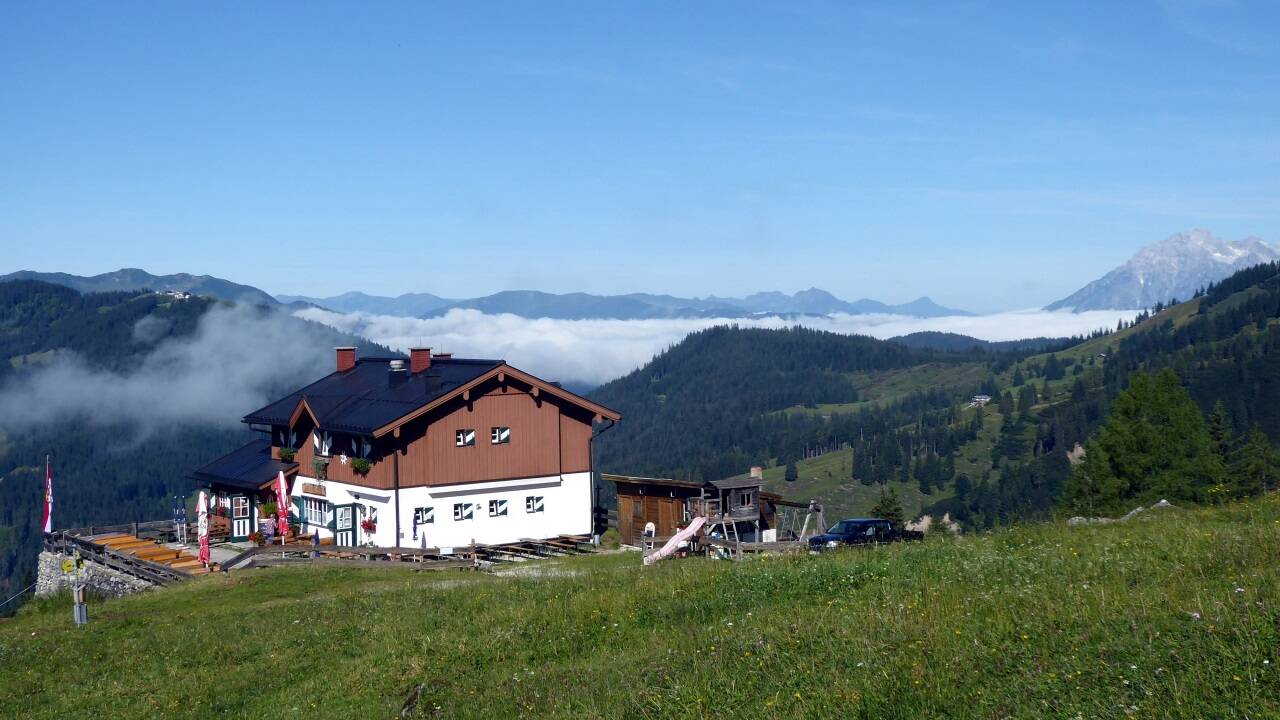 Die Erichhütte vor dem Nebel- und, rechts daneben, dem Steinernen Meer.  