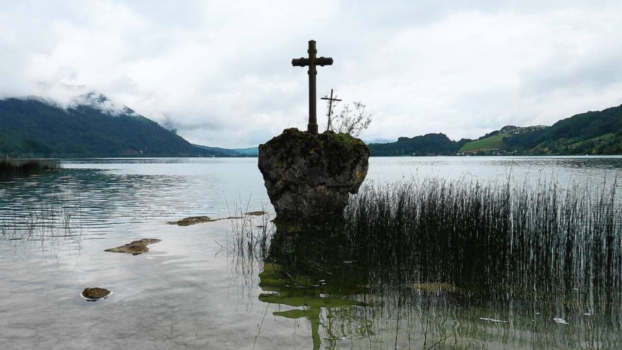 Ein Felssturzblock, der im seichten Uferbereich des Mondsees gelandet ist.  