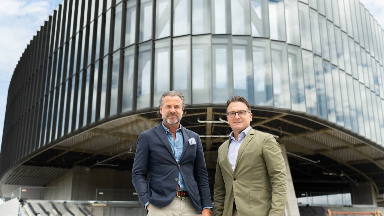 Markus Eberharter (Mayweg-Immobilien/l.) und Planquadrat-Chef Christian Häupl vor dem Projekt Helix nach den Plänen von Kadawittfeldarchitektur.  