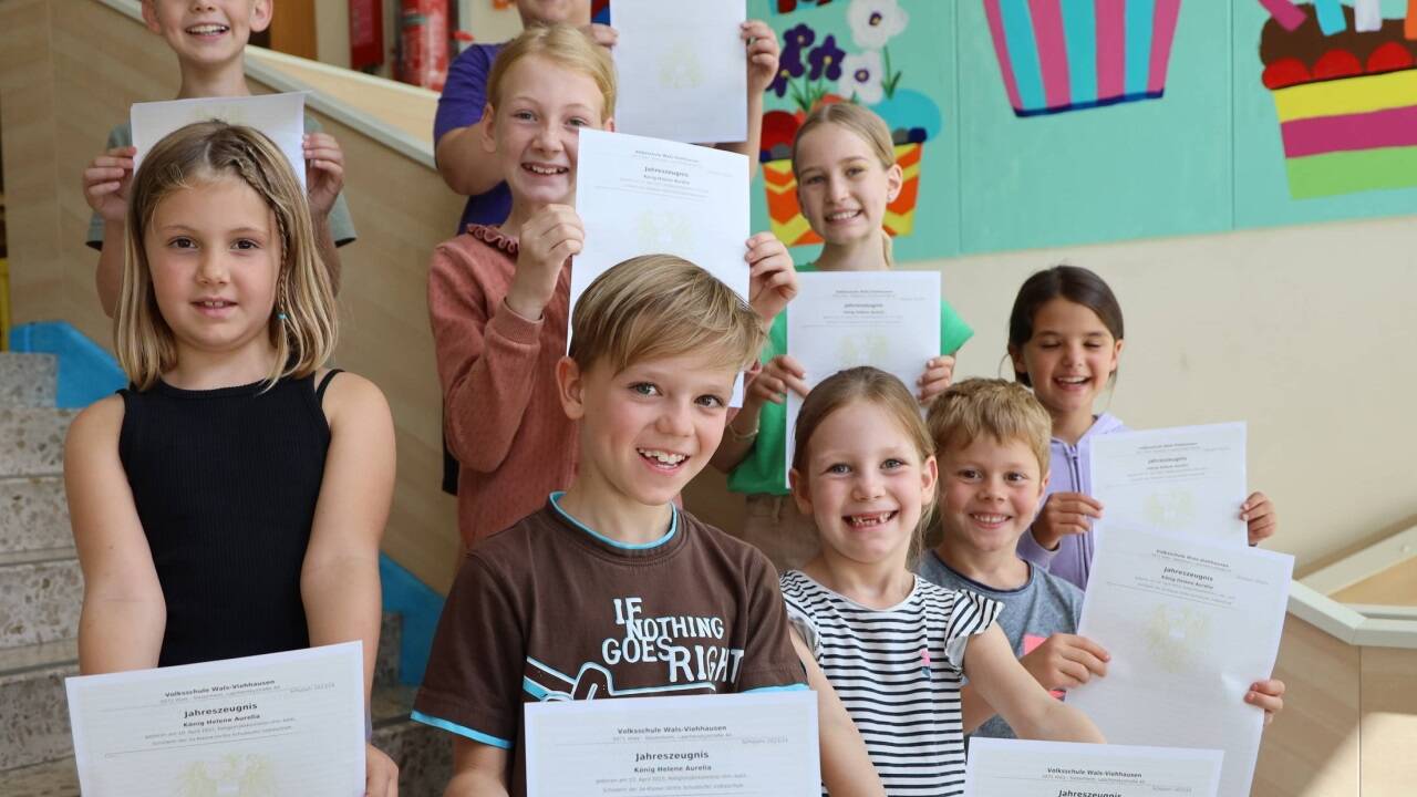 Ihr erstes Zeugnis: Mädchen und Buben aus der Volksschule Viehhausen in Wals-Siezenheim. 